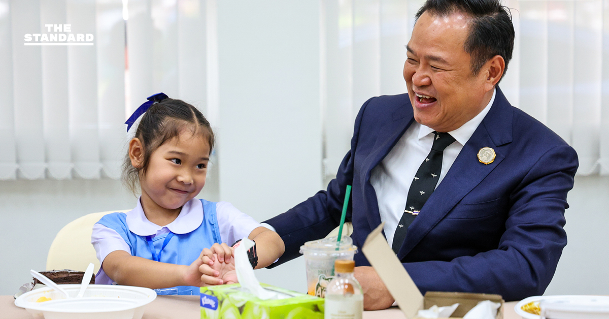 อนุทิน เปิด ทำเนียบรัฐบาล ต้อนรับบุตรหลานวีรชนชายแดนไทย-กัมพูชา 21 ครอบครัว พานั่ง เก้าอี้นายกฯ กินข้าวร่วมกัน