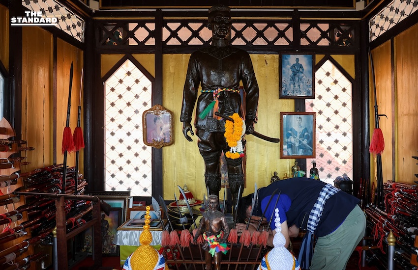 อนุทิน ชาญวีรกูล หัวหน้าพรรคภูมิใจไทย สักการะศาลสมเด็จพระนเรศวรมหาราช ที่หนองบัวลำภู ก่อนลงพื้นที่หาเสียง 2