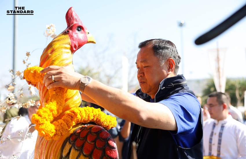 อนุทิน ชาญวีรกูล หัวหน้าพรรคภูมิใจไทย สักการะศาลสมเด็จพระนเรศวรมหาราช ที่หนองบัวลำภู ก่อนลงพื้นที่หาเสียง 3