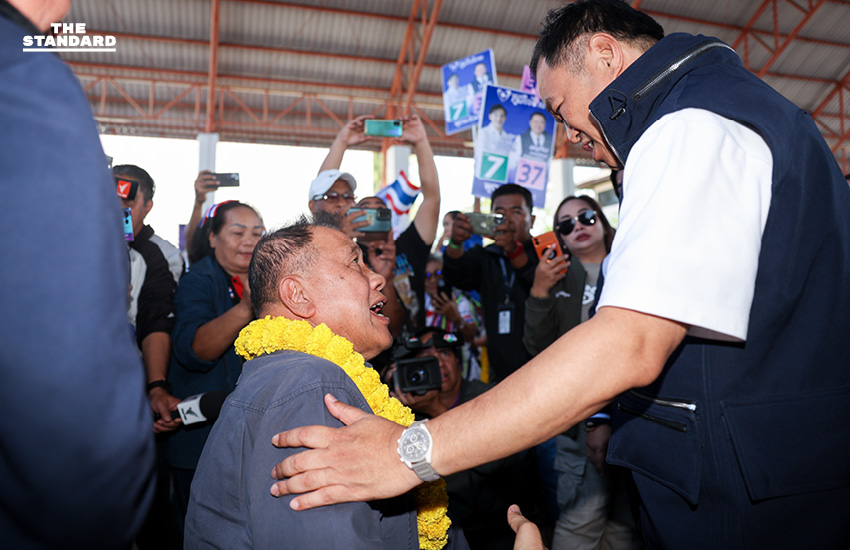 อนุทิน ชาญวีรกูล ปราศรัยหาเสียงที่นครราชสีมา เคียงข้าง วิรัช รัตนเศรษฐ บนรถเข็น 1