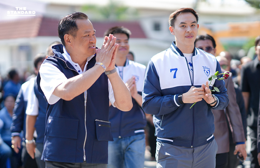 อนุทิน ชาญวีรกูล ปราศรัยหาเสียงที่นครราชสีมา เคียงข้าง วิรัช รัตนเศรษฐ บนรถเข็น 4