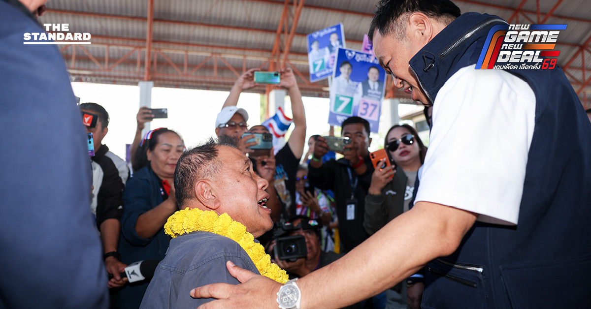 อนุทิน ชาญวีรกูล ปราศรัยหาเสียงที่นครราชสีมา เคียงข้าง วิรัช รัตนเศรษฐ บนรถเข็น