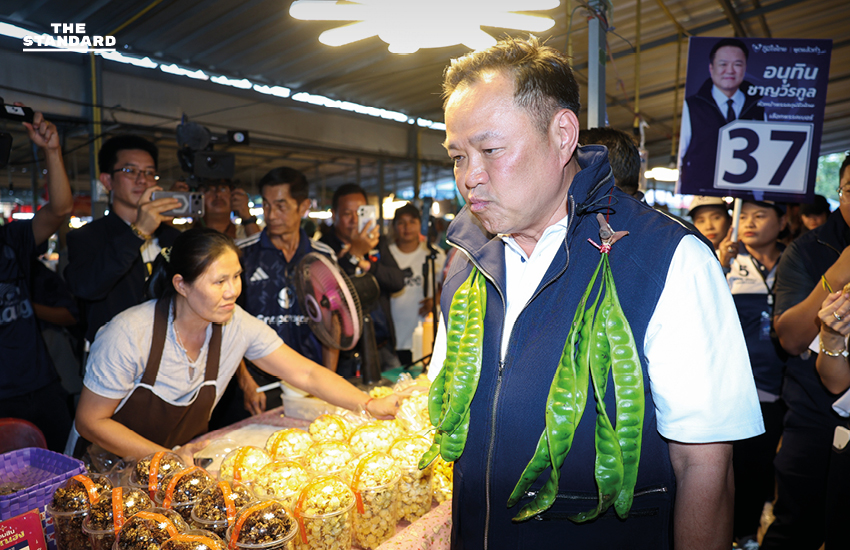 อนุทิน ขนทัพแกนนำ ภูมิใจไทย เดินตลาด ต้นปาล์ม กระบี่ หาเสียง ภาคใต้ ชาวบ้านคล้องพวงสะตอ อวยพรนั่ง นายกฯ ต่อ 3