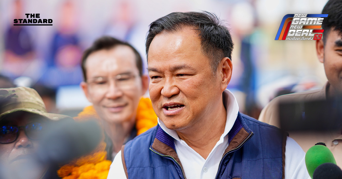 อนุทิน ชาญวีรกูล กำลังให้สัมภาษณ์สื่อมวลชน