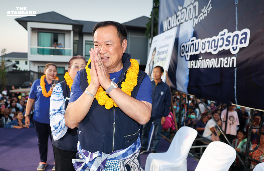 อนุทิน ชาญวีรกูล หัวหน้า พรรคภูมิใจไทย ปราศรัยบนเวทีริมแม่น้ำโขง จังหวัดหนองคาย ในการหาเสียงเลือกตั้ง 1