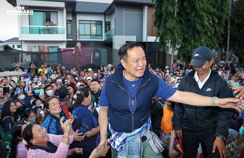 อนุทิน ชาญวีรกูล หัวหน้า พรรคภูมิใจไทย ปราศรัยบนเวทีริมแม่น้ำโขง จังหวัดหนองคาย ในการหาเสียงเลือกตั้ง 2