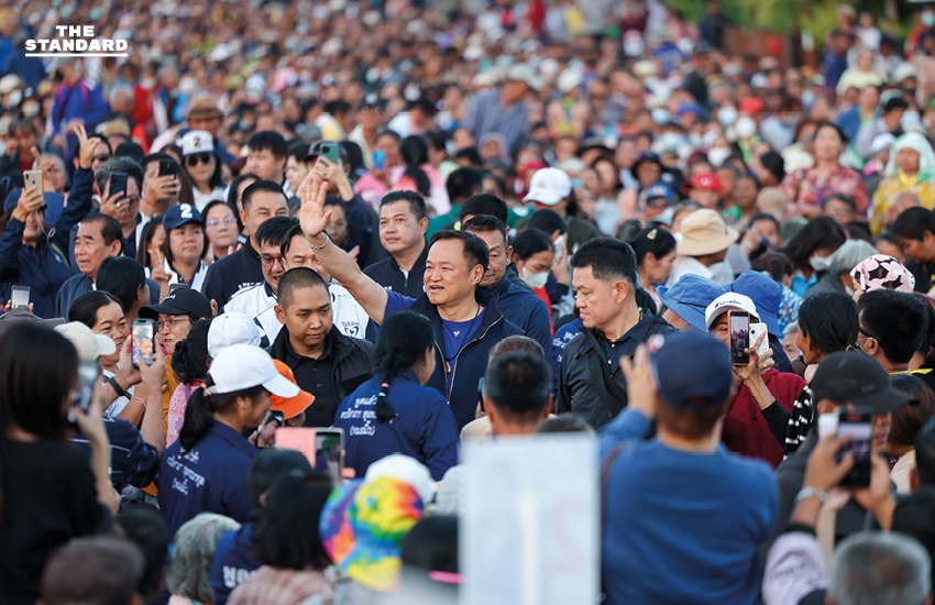 อนุทิน ชาญวีรกูล หัวหน้า พรรคภูมิใจไทย ปราศรัยบนเวทีริมแม่น้ำโขง จังหวัดหนองคาย ในการหาเสียงเลือกตั้ง 3