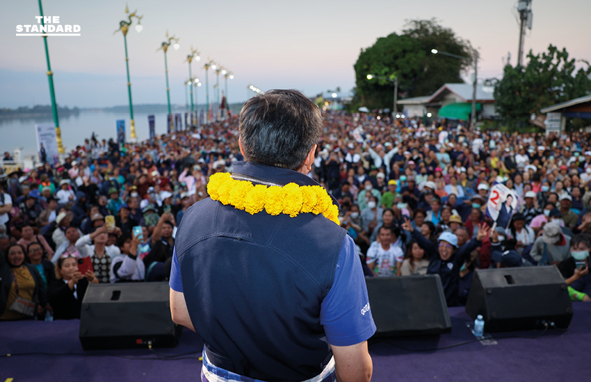 อนุทิน ชาญวีรกูล หัวหน้า พรรคภูมิใจไทย ปราศรัยบนเวทีริมแม่น้ำโขง จังหวัดหนองคาย ในการหาเสียงเลือกตั้ง 4