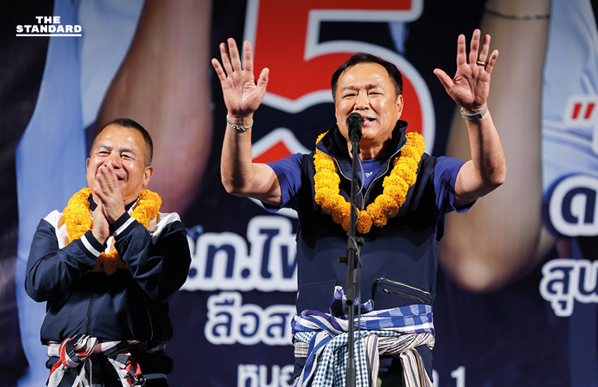 อนุทิน ชาญวีรกูล หัวหน้า พรรคภูมิใจไทย ปราศรัยบนเวทีริมแม่น้ำโขง จังหวัดหนองคาย ในการหาเสียงเลือกตั้ง 5