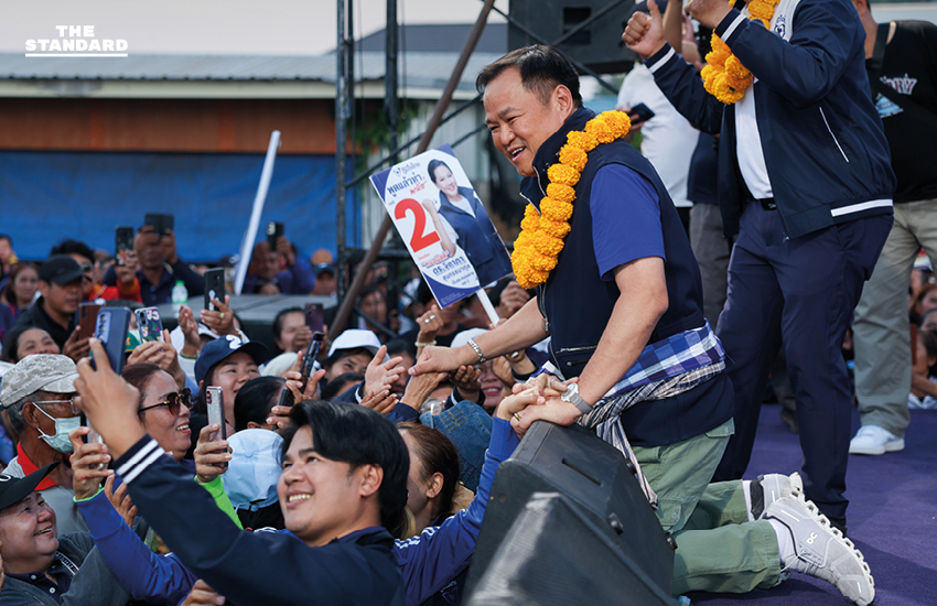อนุทิน ชาญวีรกูล หัวหน้า พรรคภูมิใจไทย ปราศรัยบนเวทีริมแม่น้ำโขง จังหวัดหนองคาย ในการหาเสียงเลือกตั้ง 6