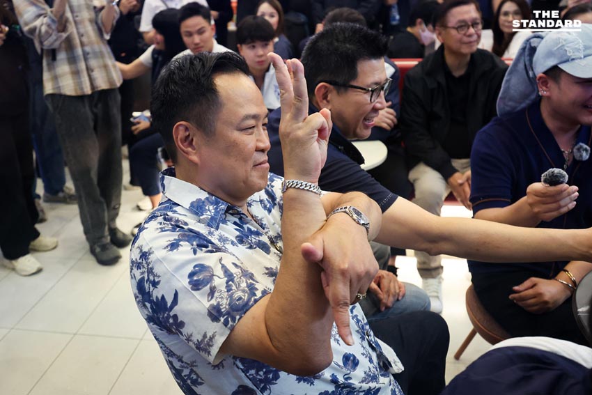 อนุทิน นำทีม ภูมิใจไทย เช็กอิน สยาม เรียกเสียงเชียร์คนรุ่นใหม่ ถูกขอสัมภาษณ์ทำคอนเทน วัยรุ่น สยาม อ้อนขอคะแนน ลุงตู่ ให้ ลุงหนู 10