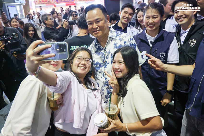 อนุทิน นำทีม ภูมิใจไทย เช็กอิน สยาม เรียกเสียงเชียร์คนรุ่นใหม่ ถูกขอสัมภาษณ์ทำคอนเทน วัยรุ่น สยาม อ้อนขอคะแนน ลุงตู่ ให้ ลุงหนู 11