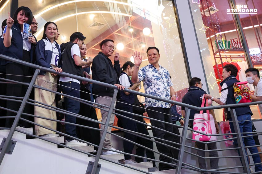 อนุทิน นำทีม ภูมิใจไทย เช็กอิน สยาม เรียกเสียงเชียร์คนรุ่นใหม่ ถูกขอสัมภาษณ์ทำคอนเทน วัยรุ่น สยาม อ้อนขอคะแนน ลุงตู่ ให้ ลุงหนู 14