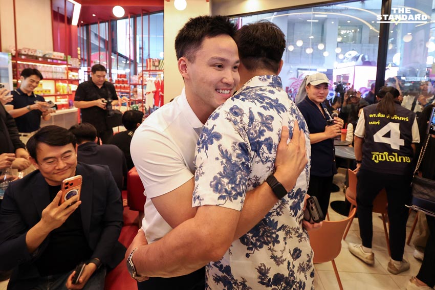 อนุทิน นำทีม ภูมิใจไทย เช็กอิน สยาม เรียกเสียงเชียร์คนรุ่นใหม่ ถูกขอสัมภาษณ์ทำคอนเทน วัยรุ่น สยาม อ้อนขอคะแนน ลุงตู่ ให้ ลุงหนู 2