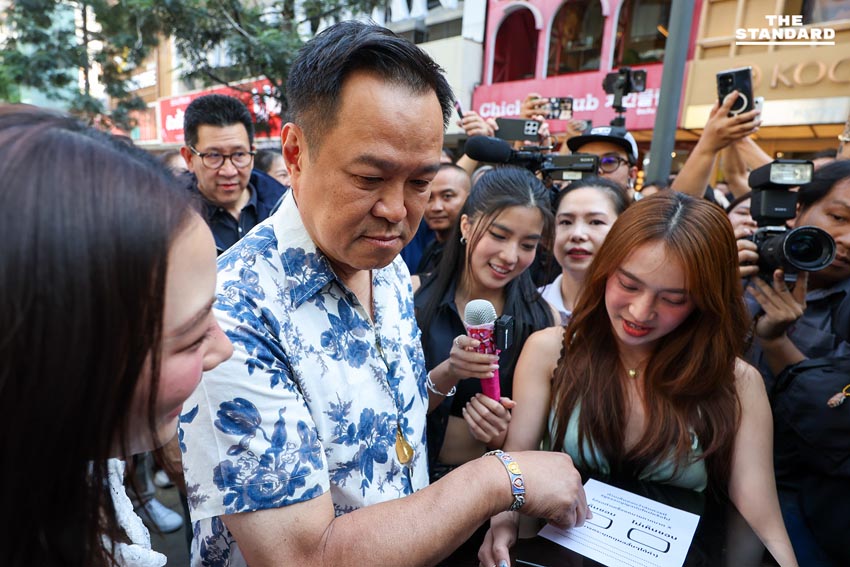 อนุทิน นำทีม ภูมิใจไทย เช็กอิน สยาม เรียกเสียงเชียร์คนรุ่นใหม่ ถูกขอสัมภาษณ์ทำคอนเทน วัยรุ่น สยาม อ้อนขอคะแนน ลุงตู่ ให้ ลุงหนู 3