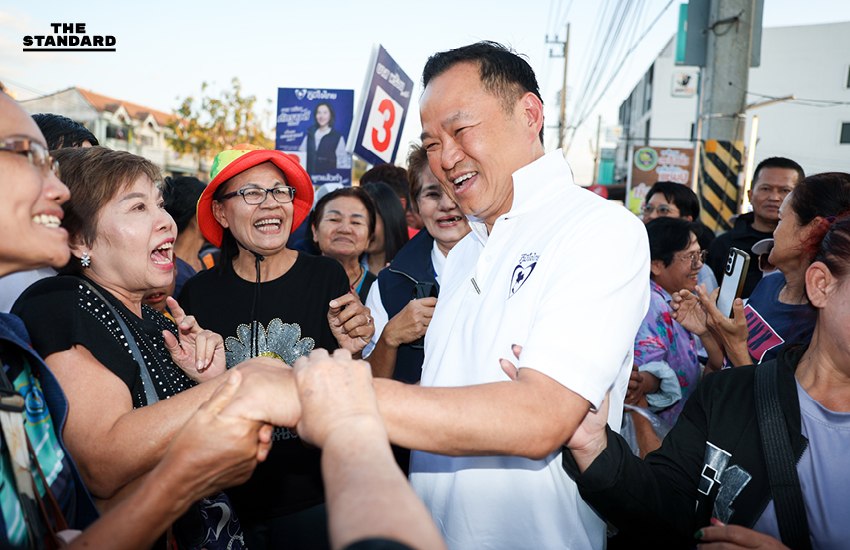 อนุทิน ชาญวีรกูล หัวหน้าพรรคภูมิใจไทย ลงพื้นที่หาเสียงที่จังหวัดนครสวรรค์ ท่ามกลางประชาชนที่ให้การต้อนรับและขอถ่ายรูป 1