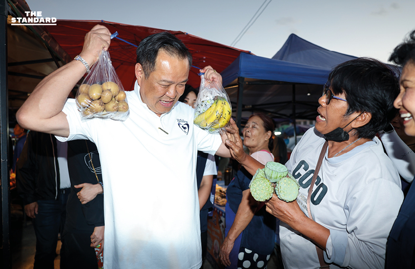 อนุทิน ชาญวีรกูล หัวหน้าพรรคภูมิใจไทย ลงพื้นที่หาเสียงที่จังหวัดนครสวรรค์ ท่ามกลางประชาชนที่ให้การต้อนรับและขอถ่ายรูป 3