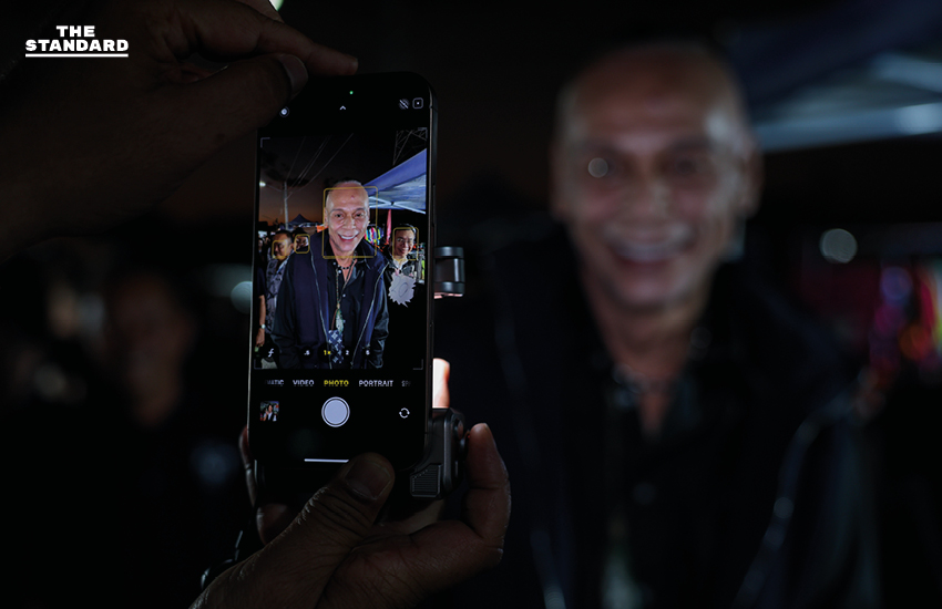 อนุทิน ชาญวีรกูล หัวหน้าพรรคภูมิใจไทย ลงพื้นที่หาเสียงที่จังหวัดนครสวรรค์ ท่ามกลางประชาชนที่ให้การต้อนรับและขอถ่ายรูป 4