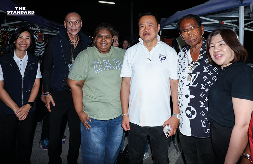 อนุทิน ชาญวีรกูล หัวหน้าพรรคภูมิใจไทย ลงพื้นที่หาเสียงที่จังหวัดนครสวรรค์ ท่ามกลางประชาชนที่ให้การต้อนรับและขอถ่ายรูป 5