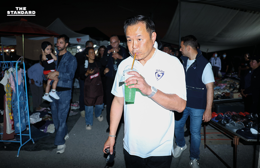 อนุทิน ชาญวีรกูล หัวหน้าพรรคภูมิใจไทย ลงพื้นที่หาเสียงที่จังหวัดนครสวรรค์ ท่ามกลางประชาชนที่ให้การต้อนรับและขอถ่ายรูป 7