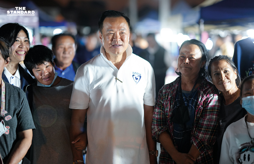 อนุทิน ชาญวีรกูล หัวหน้าพรรคภูมิใจไทย ลงพื้นที่หาเสียงที่จังหวัดนครสวรรค์ ท่ามกลางประชาชนที่ให้การต้อนรับและขอถ่ายรูป 8