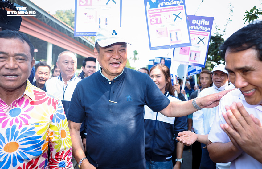 อนุทินหาเสียงปทุมธานี ไหว้เซียนแปะโรงสี ขอพรโชคดี เจอเอฟซีแดงบุกเดี่ยว ชูป้ายยศชนัน ตะโกนเบอร์ 9 แข่ง 37 1