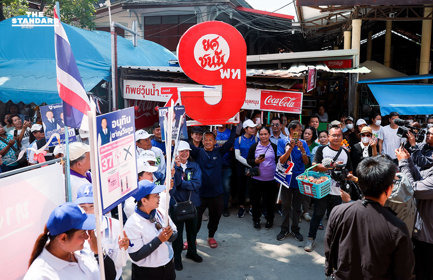 อนุทินหาเสียงปทุมธานี ไหว้เซียนแปะโรงสี ขอพรโชคดี เจอเอฟซีแดงบุกเดี่ยว ชูป้ายยศชนัน ตะโกนเบอร์ 9 แข่ง 37 2