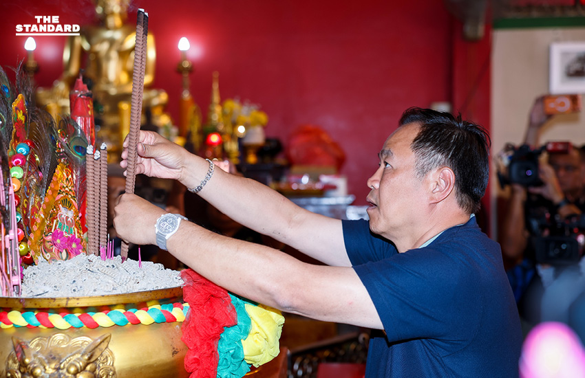 อนุทินหาเสียงปทุมธานี ไหว้เซียนแปะโรงสี ขอพรโชคดี เจอเอฟซีแดงบุกเดี่ยว ชูป้ายยศชนัน ตะโกนเบอร์ 9 แข่ง 37 4