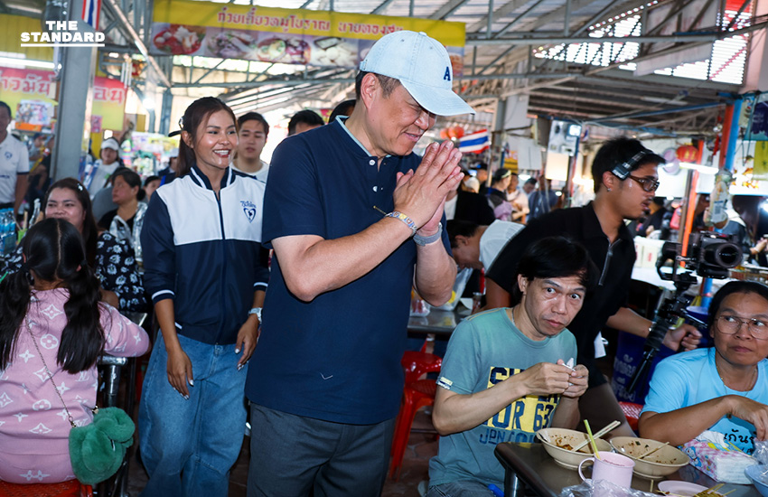 อนุทินหาเสียงปทุมธานี ไหว้เซียนแปะโรงสี ขอพรโชคดี เจอเอฟซีแดงบุกเดี่ยว ชูป้ายยศชนัน ตะโกนเบอร์ 9 แข่ง 37 5