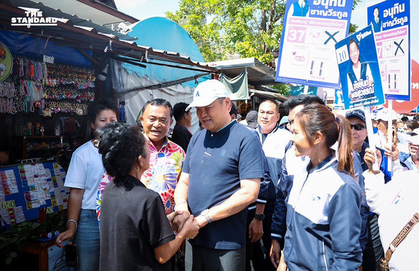 อนุทินหาเสียงปทุมธานี ไหว้เซียนแปะโรงสี ขอพรโชคดี เจอเอฟซีแดงบุกเดี่ยว ชูป้ายยศชนัน ตะโกนเบอร์ 9 แข่ง 37 6