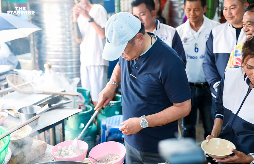อนุทินหาเสียงปทุมธานี ไหว้เซียนแปะโรงสี ขอพรโชคดี เจอเอฟซีแดงบุกเดี่ยว ชูป้ายยศชนัน ตะโกนเบอร์ 9 แข่ง 37 7
