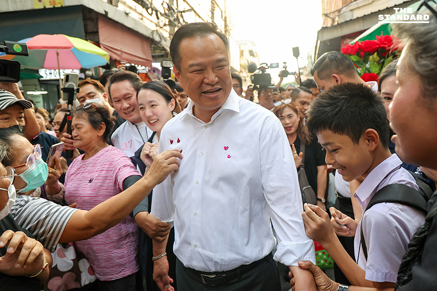 อนุทิน เดินหาเสียง **สำเพ็ง-เยาวราช** กินก๋วยจั๊บร้านดัง-ไหว้พระขอพรพ่อค้าแม่ค้าทวง **คนละครึ่งพลัส** บอกจะตายกันหมดแล้ว พร้อมติดสติ๊กเกอร์หัวใจนายกฯ ขอจัดการ **กัมพูชา**ให้ราบคาบ 1