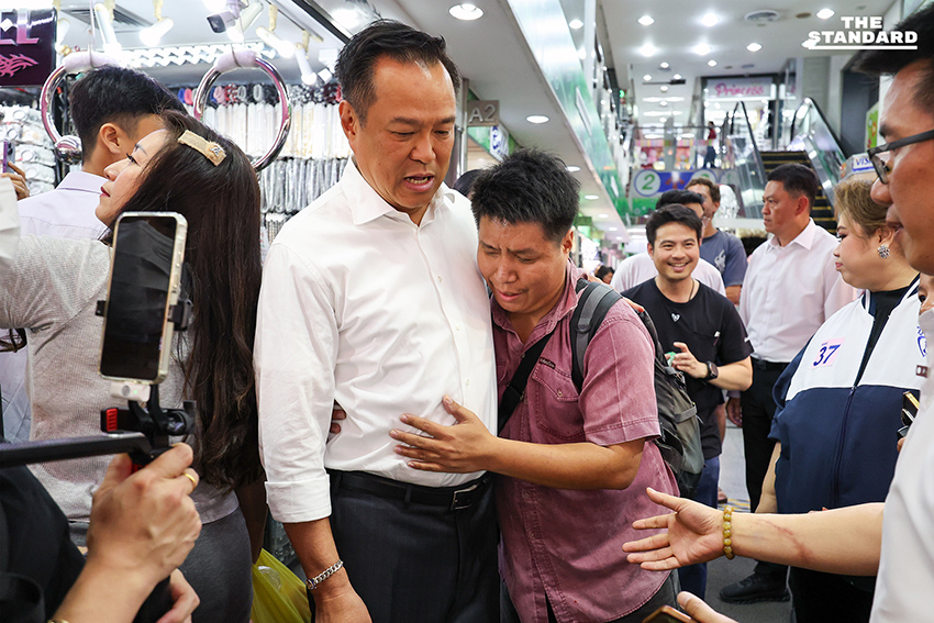 อนุทิน เดินหาเสียง **สำเพ็ง-เยาวราช** กินก๋วยจั๊บร้านดัง-ไหว้พระขอพรพ่อค้าแม่ค้าทวง **คนละครึ่งพลัส** บอกจะตายกันหมดแล้ว พร้อมติดสติ๊กเกอร์หัวใจนายกฯ ขอจัดการ **กัมพูชา**ให้ราบคาบ 10