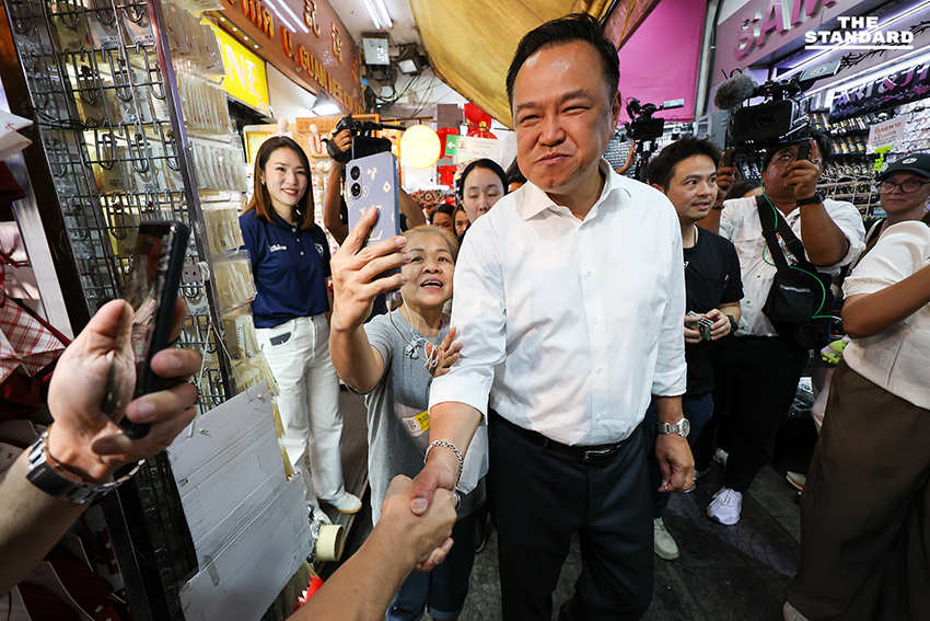 อนุทิน เดินหาเสียง **สำเพ็ง-เยาวราช** กินก๋วยจั๊บร้านดัง-ไหว้พระขอพรพ่อค้าแม่ค้าทวง **คนละครึ่งพลัส** บอกจะตายกันหมดแล้ว พร้อมติดสติ๊กเกอร์หัวใจนายกฯ ขอจัดการ **กัมพูชา**ให้ราบคาบ 12