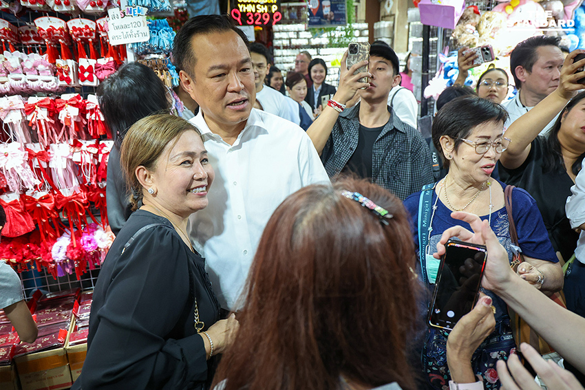 อนุทิน เดินหาเสียง **สำเพ็ง-เยาวราช** กินก๋วยจั๊บร้านดัง-ไหว้พระขอพรพ่อค้าแม่ค้าทวง **คนละครึ่งพลัส** บอกจะตายกันหมดแล้ว พร้อมติดสติ๊กเกอร์หัวใจนายกฯ ขอจัดการ **กัมพูชา**ให้ราบคาบ 14