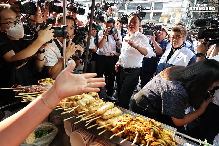 อนุทิน เดินหาเสียง **สำเพ็ง-เยาวราช** กินก๋วยจั๊บร้านดัง-ไหว้พระขอพรพ่อค้าแม่ค้าทวง **คนละครึ่งพลัส** บอกจะตายกันหมดแล้ว พร้อมติดสติ๊กเกอร์หัวใจนายกฯ ขอจัดการ **กัมพูชา**ให้ราบคาบ 15
