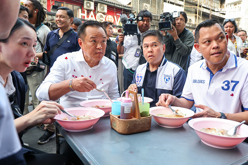 อนุทิน เดินหาเสียง **สำเพ็ง-เยาวราช** กินก๋วยจั๊บร้านดัง-ไหว้พระขอพรพ่อค้าแม่ค้าทวง **คนละครึ่งพลัส** บอกจะตายกันหมดแล้ว พร้อมติดสติ๊กเกอร์หัวใจนายกฯ ขอจัดการ **กัมพูชา**ให้ราบคาบ 3