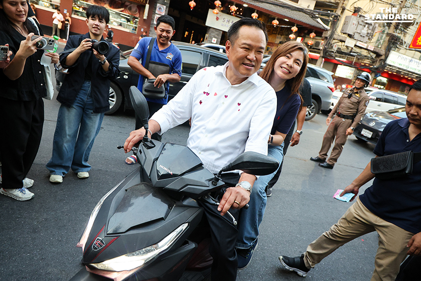 อนุทิน เดินหาเสียง **สำเพ็ง-เยาวราช** กินก๋วยจั๊บร้านดัง-ไหว้พระขอพรพ่อค้าแม่ค้าทวง **คนละครึ่งพลัส** บอกจะตายกันหมดแล้ว พร้อมติดสติ๊กเกอร์หัวใจนายกฯ ขอจัดการ **กัมพูชา**ให้ราบคาบ 4