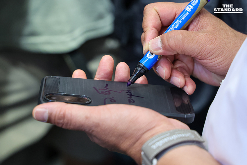 อนุทิน เดินหาเสียง **สำเพ็ง-เยาวราช** กินก๋วยจั๊บร้านดัง-ไหว้พระขอพรพ่อค้าแม่ค้าทวง **คนละครึ่งพลัส** บอกจะตายกันหมดแล้ว พร้อมติดสติ๊กเกอร์หัวใจนายกฯ ขอจัดการ **กัมพูชา**ให้ราบคาบ 6