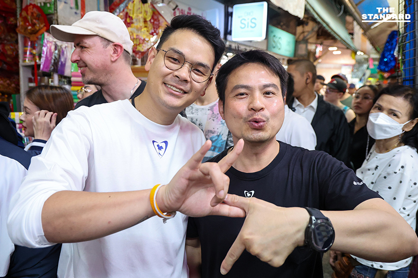 อนุทิน เดินหาเสียง **สำเพ็ง-เยาวราช** กินก๋วยจั๊บร้านดัง-ไหว้พระขอพรพ่อค้าแม่ค้าทวง **คนละครึ่งพลัส** บอกจะตายกันหมดแล้ว พร้อมติดสติ๊กเกอร์หัวใจนายกฯ ขอจัดการ **กัมพูชา**ให้ราบคาบ 8