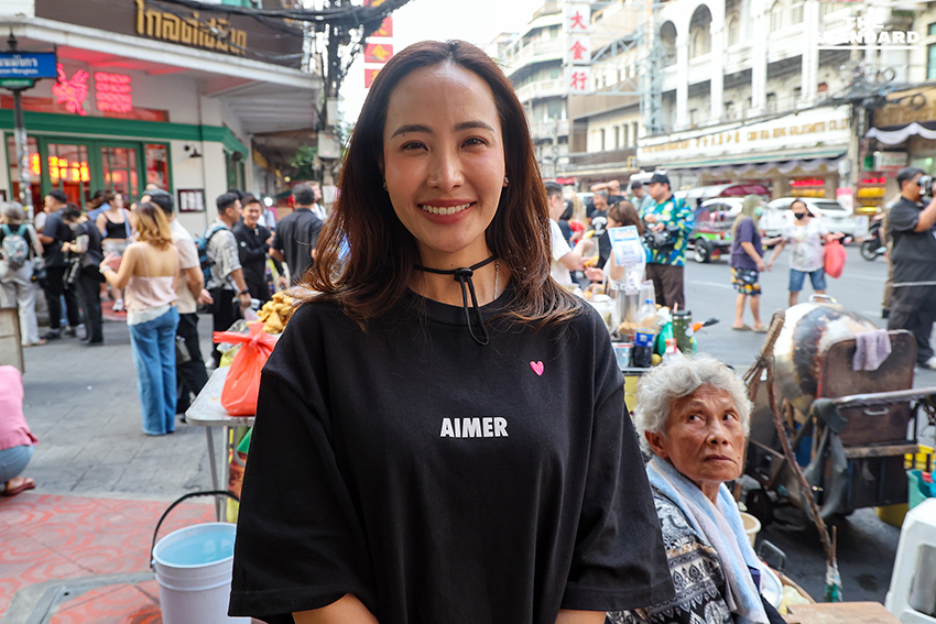 อนุทิน เดินหาเสียง **สำเพ็ง-เยาวราช** กินก๋วยจั๊บร้านดัง-ไหว้พระขอพรพ่อค้าแม่ค้าทวง **คนละครึ่งพลัส** บอกจะตายกันหมดแล้ว พร้อมติดสติ๊กเกอร์หัวใจนายกฯ ขอจัดการ **กัมพูชา**ให้ราบคาบ 9