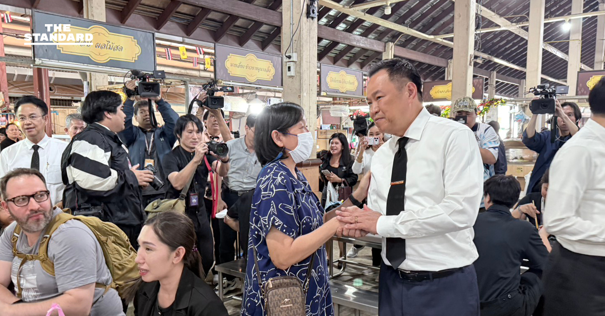 อนุทิน นำคณะที่ปรึกษา เดิน **ตลาดนางเลิ้ง** กินข้าวเที่ยง พ่อค้าแม่ค้า รุมขอถ่ายรูป ส่งเสียงเชียร์ให้ได้เป็นนายกฯ ต่อ