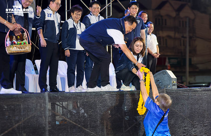 อนุทิน ชาญวีรกูล หัวหน้าพรรคภูมิใจไทย ปราศรัยหาเสียงต่อหน้าประชาชนจำนวนมากที่จังหวัดเพชรบูรณ์ 2
