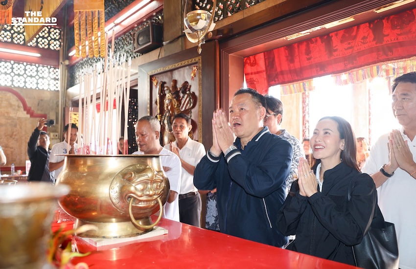 อนุทินเดินสายมูต่อเนื่อง ไหว้ศาลเจ้าเก่าแก่ ภูเก็ต เคาะระฆัง 37 ครั้งเอาฤกษ์เอาชัย ติดทองที่รั้ว บอก ไทยมีรั้วเป็นทองคำ ใครก็ทำอะไรไม่ได้ 1