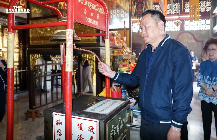 อนุทินเดินสายมูต่อเนื่อง ไหว้ศาลเจ้าเก่าแก่ ภูเก็ต เคาะระฆัง 37 ครั้งเอาฤกษ์เอาชัย ติดทองที่รั้ว บอก ไทยมีรั้วเป็นทองคำ ใครก็ทำอะไรไม่ได้ 2