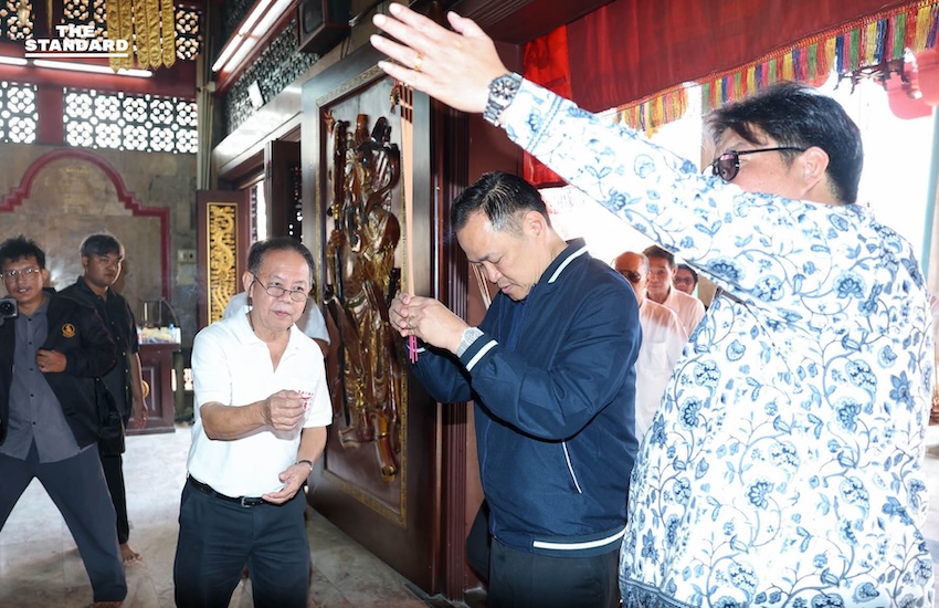 อนุทินเดินสายมูต่อเนื่อง ไหว้ศาลเจ้าเก่าแก่ ภูเก็ต เคาะระฆัง 37 ครั้งเอาฤกษ์เอาชัย ติดทองที่รั้ว บอก ไทยมีรั้วเป็นทองคำ ใครก็ทำอะไรไม่ได้ 4