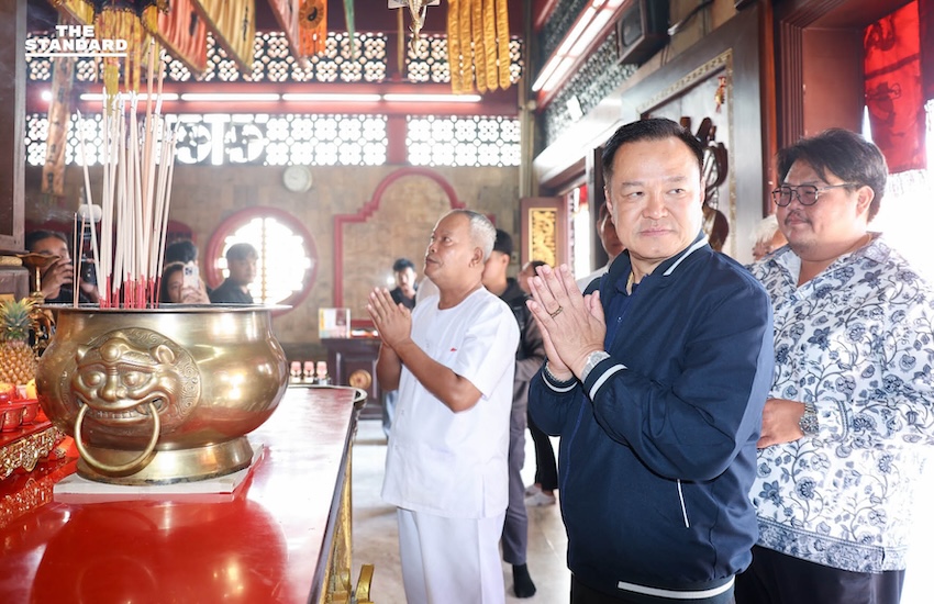 อนุทินเดินสายมูต่อเนื่อง ไหว้ศาลเจ้าเก่าแก่ ภูเก็ต เคาะระฆัง 37 ครั้งเอาฤกษ์เอาชัย ติดทองที่รั้ว บอก ไทยมีรั้วเป็นทองคำ ใครก็ทำอะไรไม่ได้ 5