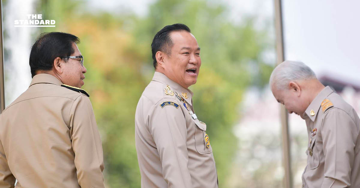 อนุทิน ชาญวีรกูล นายกรัฐมนตรีและรัฐมนตรีว่าการกระทรวงมหาดไทย ให้สัมภาษณ์สื่อมวลชน