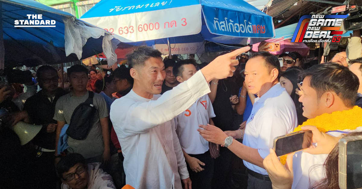 อนุทิน ชาญวีรกูล และ ธนาธร จึงรุ่งเรืองกิจ จับมือทักทายกันกลางตลาดเจ้าพรหม จังหวัดพระนครศรีอยุธยา