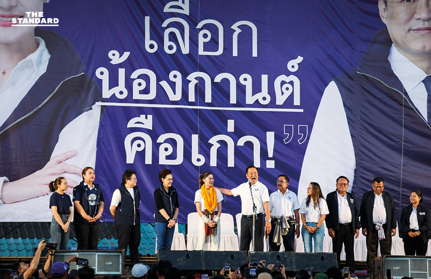 อนุทิน ชาญวีรกูล หัวหน้าพรรคภูมิใจไทย ปราศรัยเว้าภาษาอีสานต่อหน้าประชาชนที่จังหวัดอุบลราชธานี เพื่อช่วยหาเสียงให้ สุดารัตน์ พิทักษ์พรพัลลภ 1